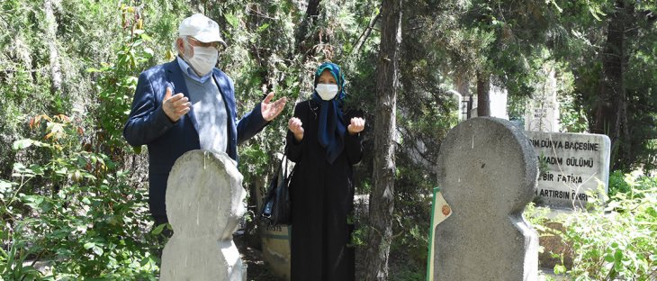 Konya'da uzun bir aradan sonra sokağa çıkan vatandaşlar şehitlik ile mezarlıkları ziyaret etti