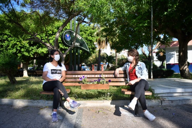 Sosyal mesafeli banklar büyük ilgi görüyor