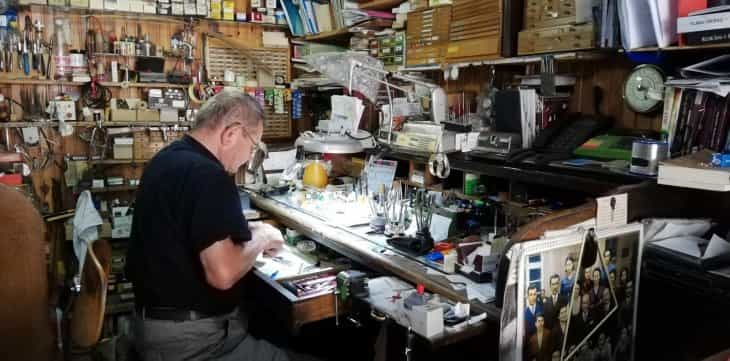 Konyalı saat ustası Mustafa Yavuz, 50 yıldır saat tamir ediyor.