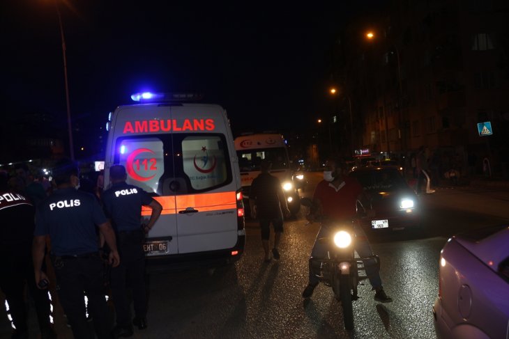 Adana'da silahlı ve bıçaklı kavgada 5 kişi yaralandı