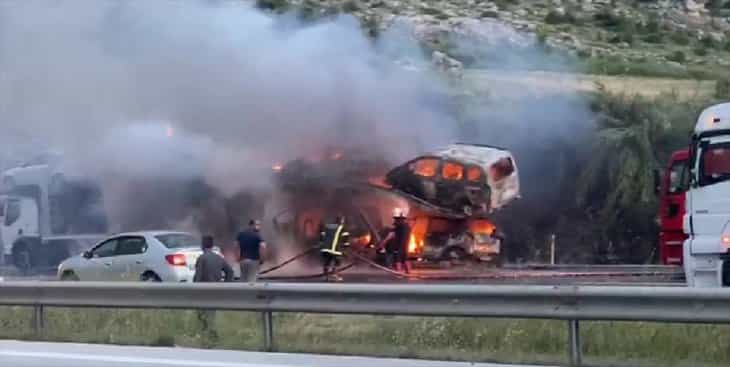 Otomobil taşıyan tır yandı, dorsede yüklü 8 otomobil de zarar gördü