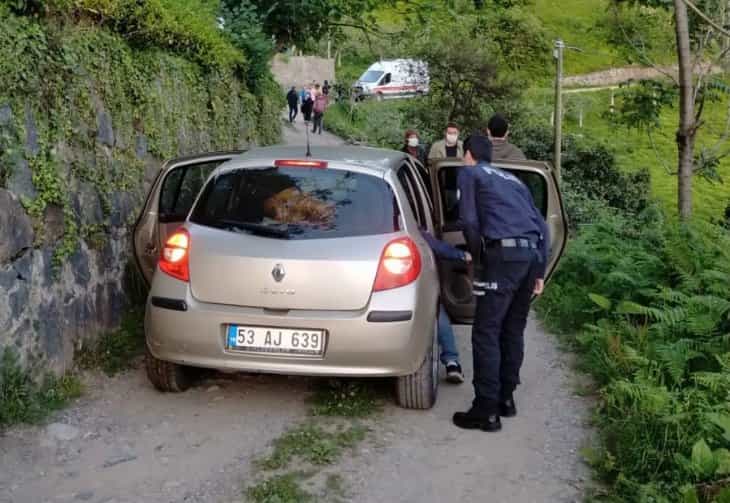 Yaşlı adam evinin bahçesinde ölü bulundu