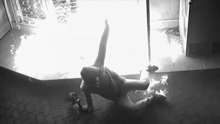 İş yerini kundaklamak isterken kendini yaktı