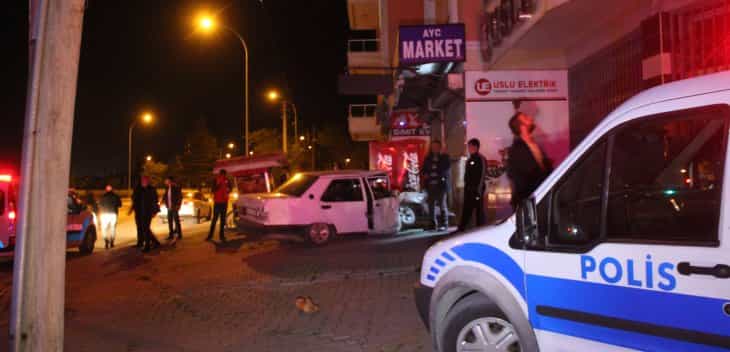Konya'da kaza! Otomobil az kalsın markete giriyordu