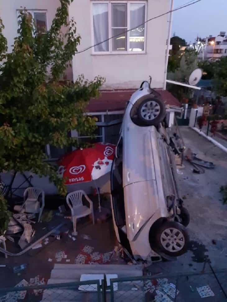 Feci kaza! Kamyonet otomobille çarptı: 2 ölü, 3 yaralı