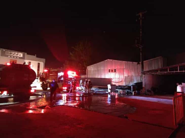 Mobilya fabrikasının bahçesinde korkutan yangın