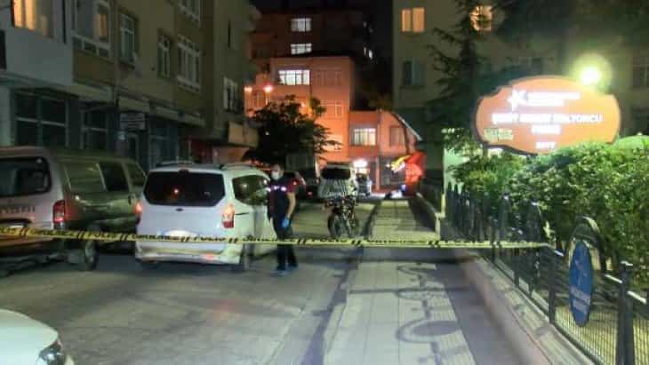 Parkta oturan gençlere silahlı saldırı: 2 yaralı