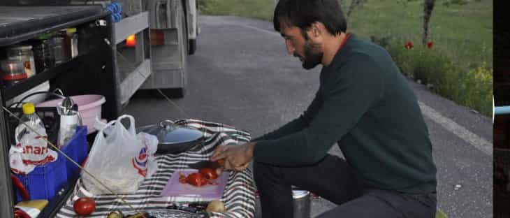Tır şoförünün yolda iftarı