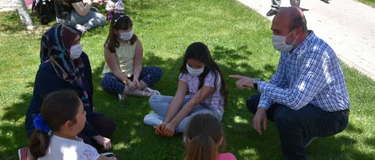 Başkan Pekyatırmacı parkta çocuklarla buluştu