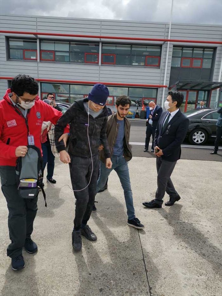Hollanda'da tedavisine son verilen Türk hasta, ambulans uçakla Türkiye'ye getirildi