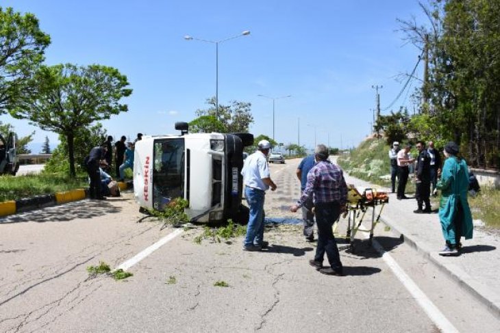 Ağaca çarpan yolcu minibüsü devrildi: 7 yaralı
