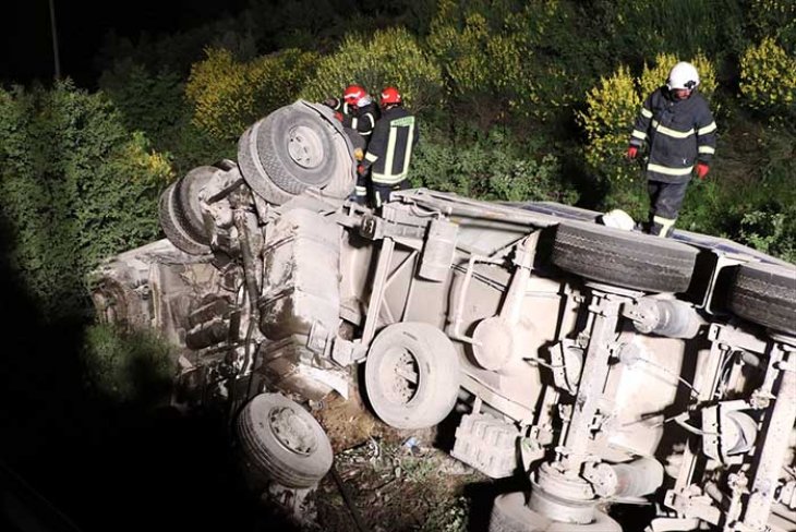 Tanker şarampole devrildi, sürücü yaralı kurtuldu