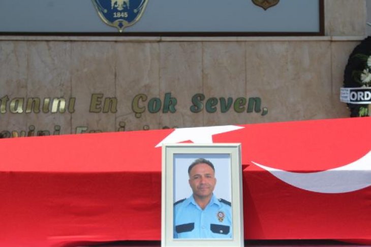 Yaralı polis memuru 13 gün süren yaşam savaşını kaybetti