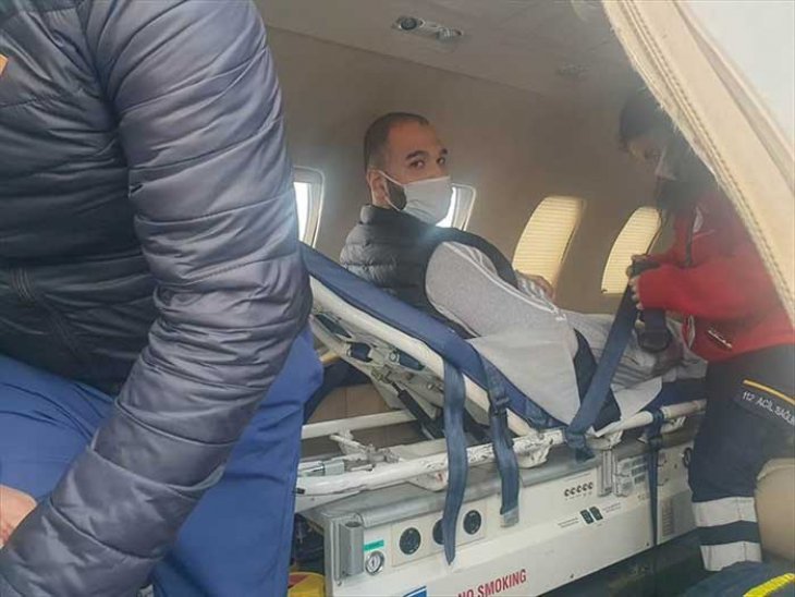 Kanser hastası Türk genci İsveç'ten ambulans uçakla Türkiye'ye getirildi