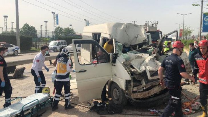 İşçi servisiyle kamyonetin çarpıştığı kazada yaralanan sürücü öldü