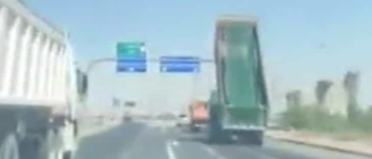 Kamyonun açık dorsesi tabelalara böyle çarptı