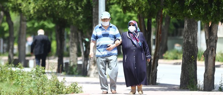 Konya'da 65 yaş ve üstü vatandaşlar sıcak havanın tadını çıkardı