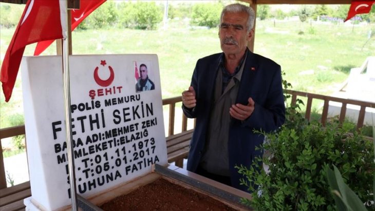 Baba Sekin sokağa çıkma izninde şehit oğlunun mezarına koştu