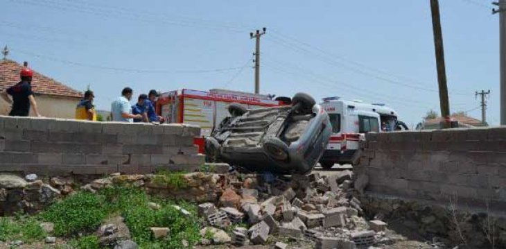 Otomobil duvara çarptı, 17 yaşındaki Fatma Nur öldü