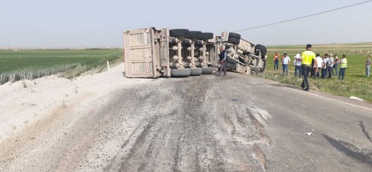 Konya’da otomobille çarpışan tır devrildi: 3 yaralı