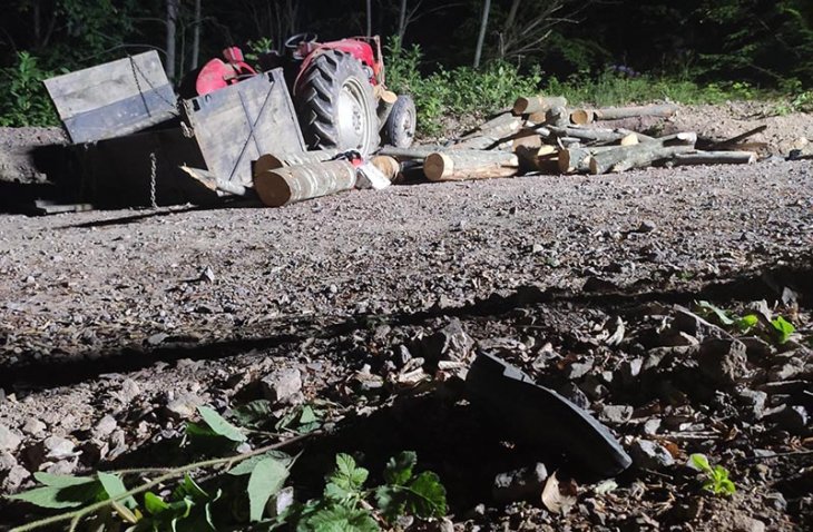 Traktör devrildi, yüklü odunların altında can verdi