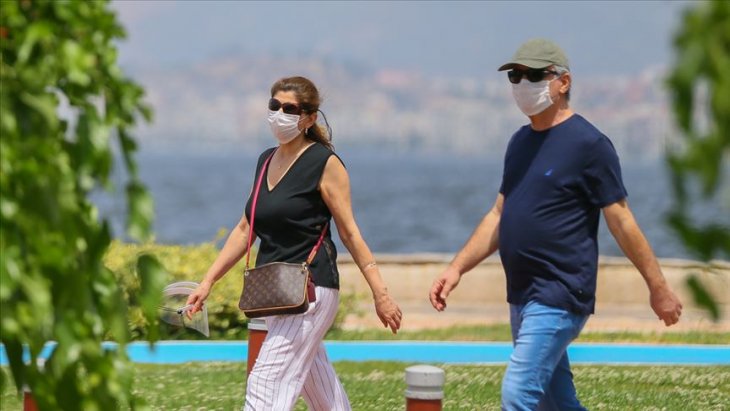 İzmir'de bazı alanlarda maske takma zorunluluğu getirildi