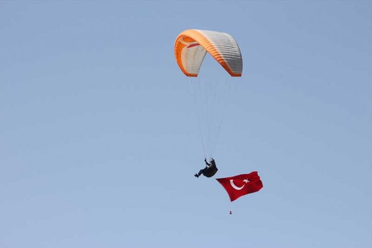 Konya'da yamaç paraşütü pilotlarının 19 Mayıs kutlaması