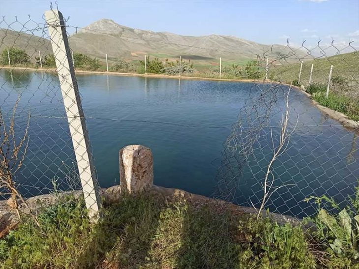 Serinlemek için gölete giren genç boğuldu