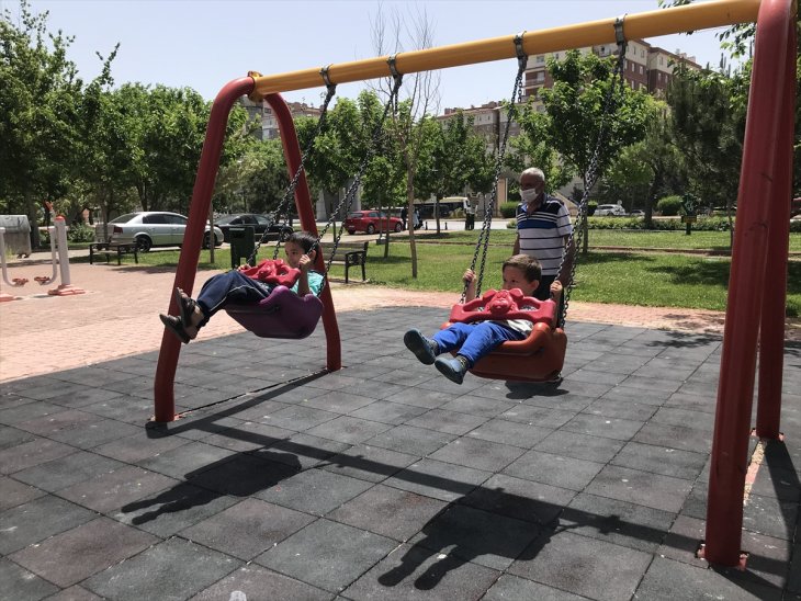 Konya'da çocuklar yeniden sıcak havanın tadını çıkardı