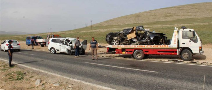 Konya'da kaza! İki araç çarpıştı, sürücüler yaralı kurtuldu