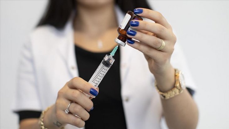 Oxford Üniversitesinin Kovid-19 aşısı başarılı olursa eylülde üretime geçilebilir
