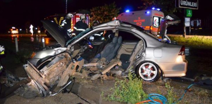 Aksaray'da feci kaza! İki otomobil çarpıştı: 1 ölü, 3 yaralı