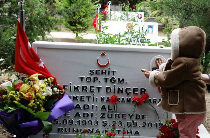 Konya'da minik şehit kızından babasının mezar taşına hasret dokunuşu