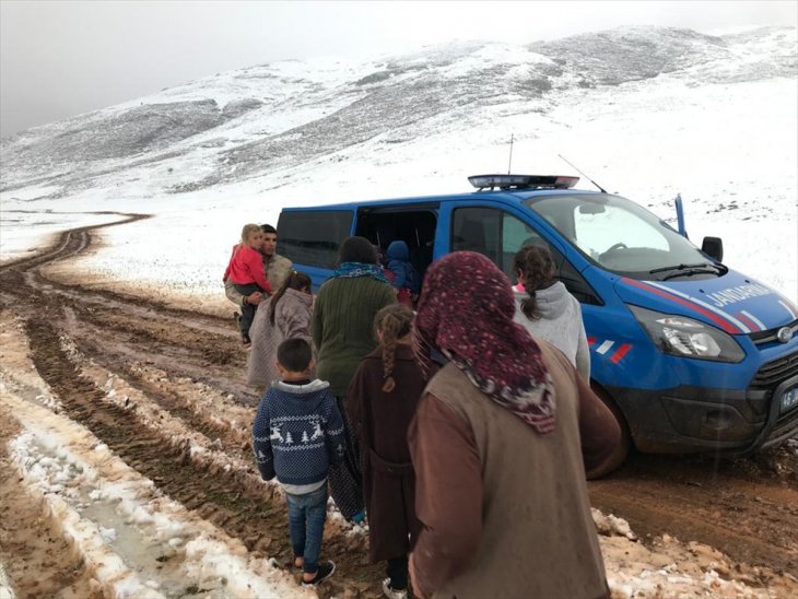 Kar yağışı nedeniyle mahsur kalan 30 yaylacı kurtarıldı