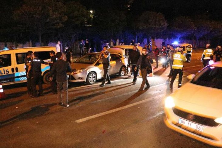Otomobil polis uygulama noktasında daldı: 5'i polis 7 yaralı
