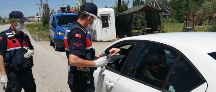 Konya'da jandarmadan sürücülere şeker kolonya ikramı