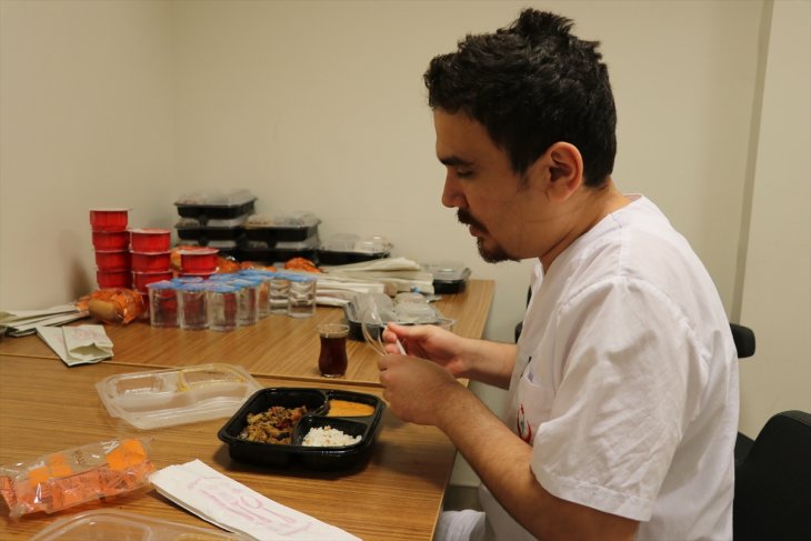 Kovid-19 hastalarına şifa için 40 gündür sarılamadığı oğlunun hasretiyle çalışıyor