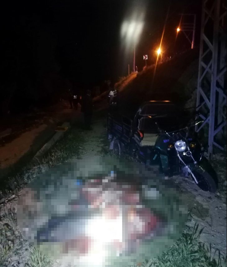 Konya’da devrilen triportörün sürücüsü yaralandı, eşi ve annesi hayatını kaybetti
