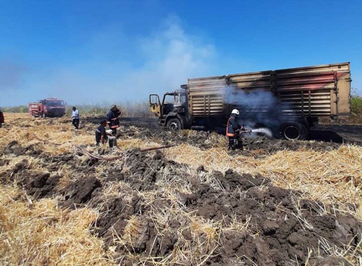 8 ton buğday yüklü kamyon yandı