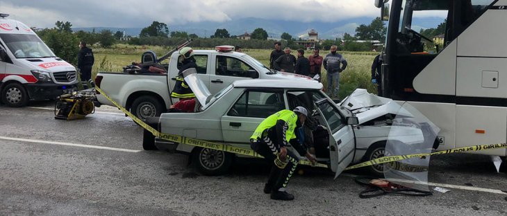 Feci kaza! Otobüsle kafa kafaya çarpışan otomobildeki kadın öldü, eşi ağır yaralandı
