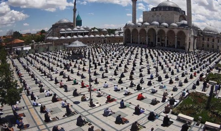 Konya’da cuma namazı için 300 bin tek kullanımlık seccade dağıtıldı