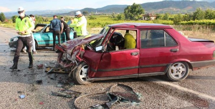 Takla atan otomobil karşı şeride geçti: 1 ölü, 4 yaralı