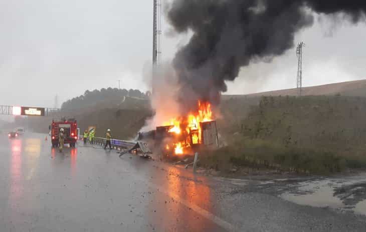 Kaza yapan kamyonet alev topuna döndü! Sürücü burnu bile kanamadan kurtuldu