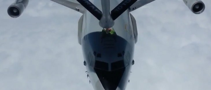 Türk uçağı NATO'ya ait AWACS uçağına havada böyle yakıt ikmali yaptı