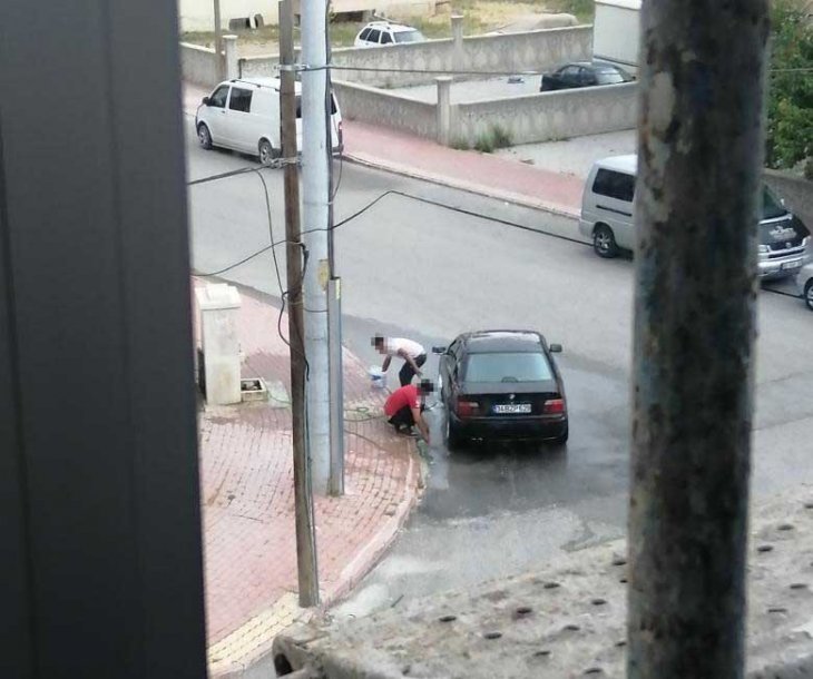 Sokağa çıkma yasağında tatlı su çeşmesinde araba yıkadılar