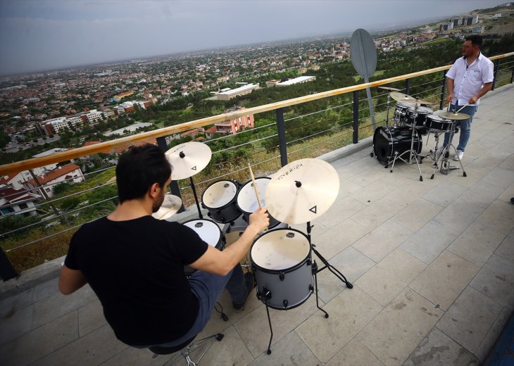 Konya'da müzisyenlerden şehir manzarası eşliğinde 'bateri' ziyafeti