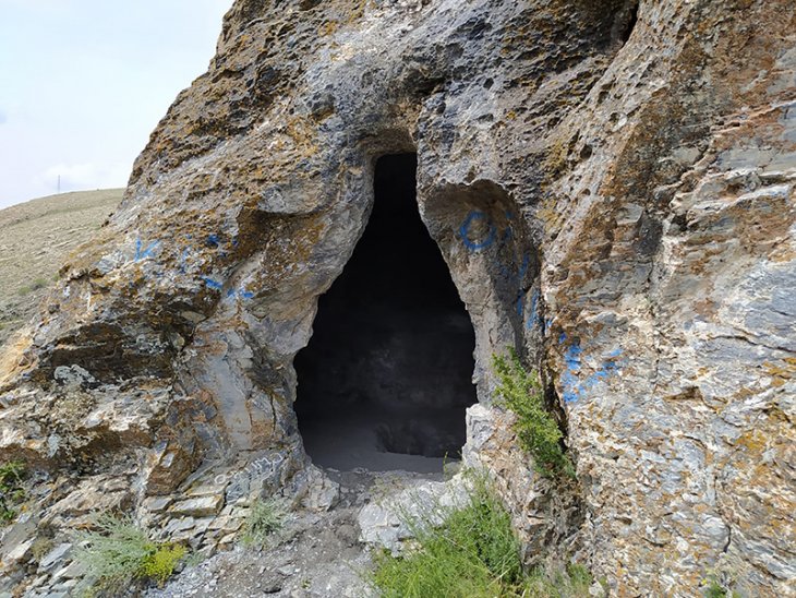 Konya’da defineciler mağarayı delik deşik etti!