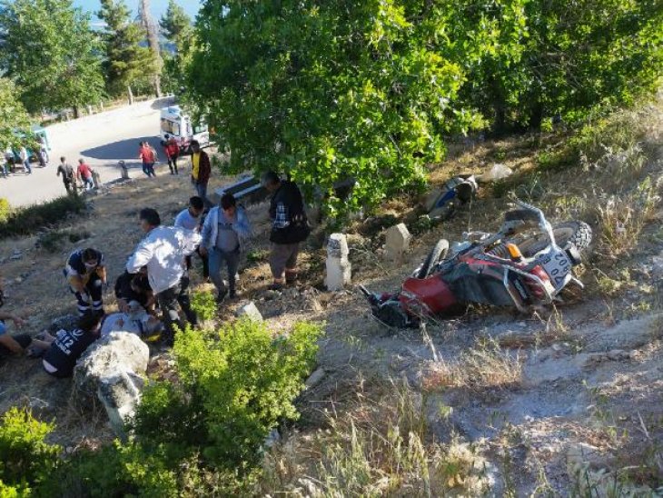 Karaman’da motosiklet yürüyüş yapan kadınlara çarptı: 5 yaralı