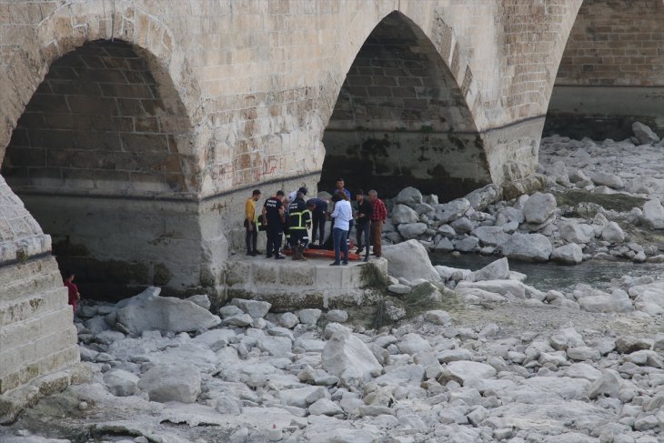 Nehir yatağında yaralı bulunan kadın hastaneye kaldırıldı