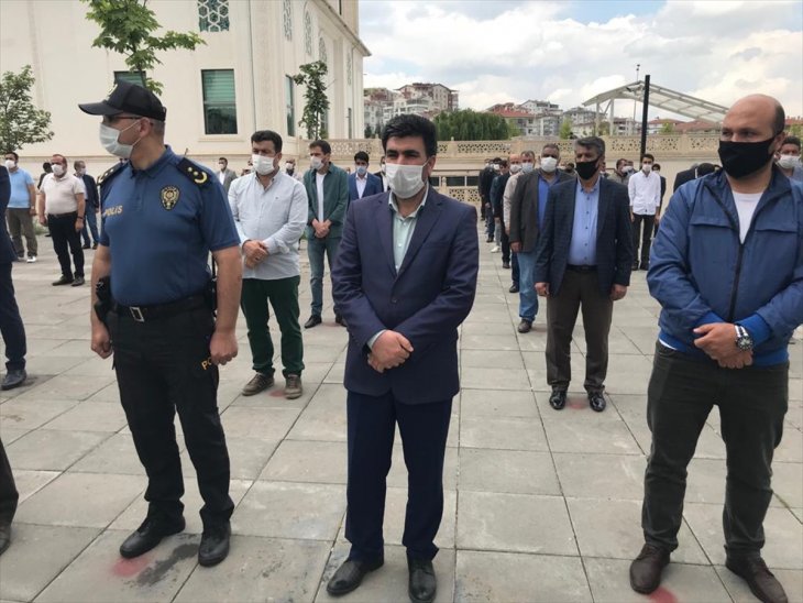 Bıçaklanarak öldürülen gencin babası konuştu! Kavga 'ezan okunuyor şunun sesini biraz kısın' sözüyle çıkmış